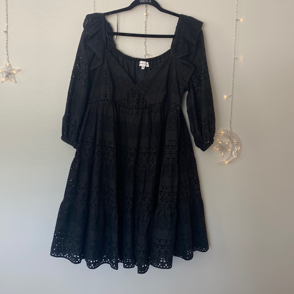 Short black dress with sleeves